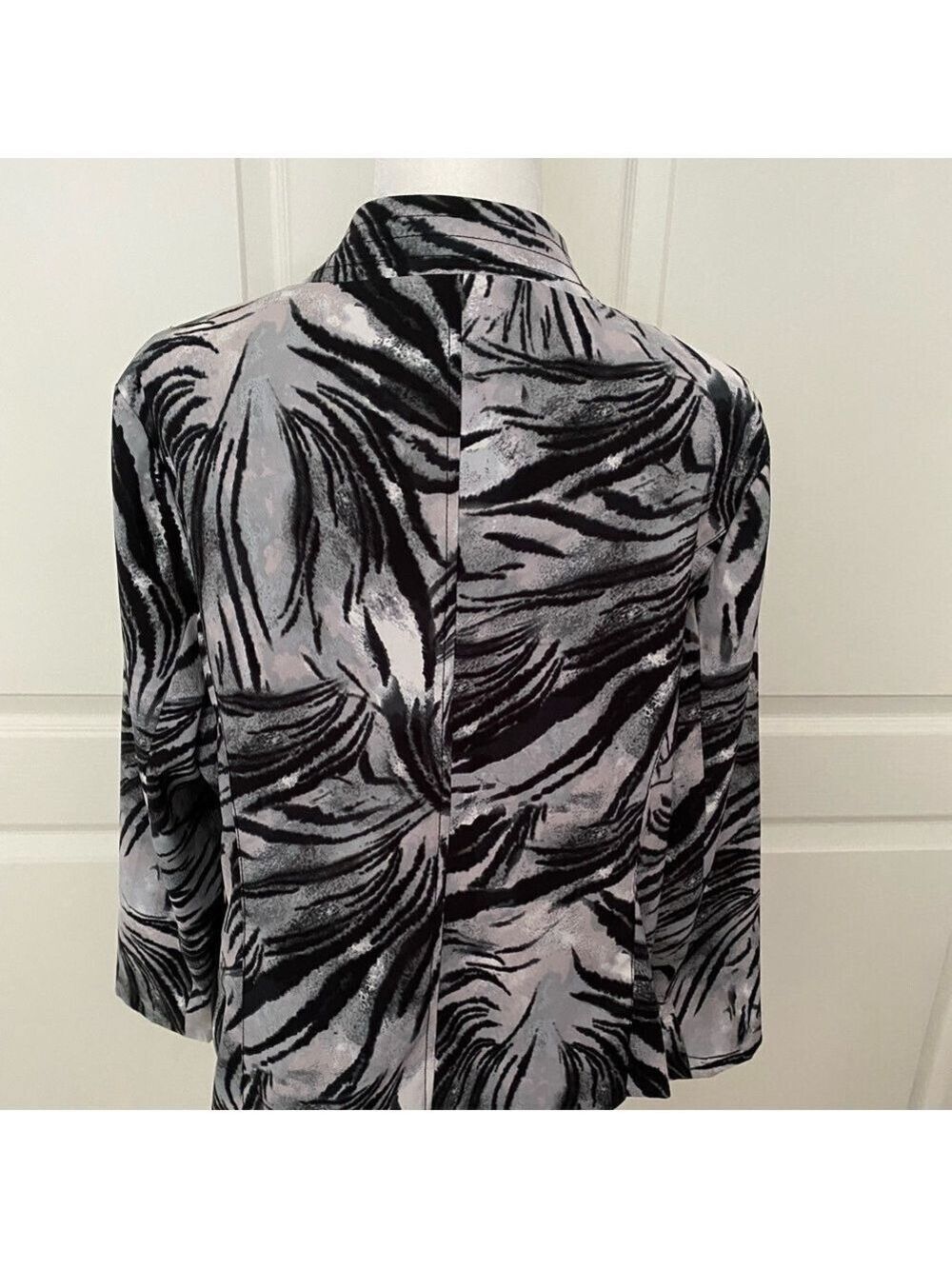 Molly & Maxx Zebra Print Zip Jacket L Petite – Bold Monochrome Statement Piece - Picture 6 of 9